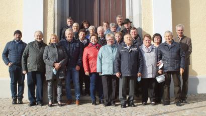 Bild: slh
Nach den Gottesdienst stellten sich die Jubelpaare mit Pfarrer Hans Spitzhirn vor der aussen neu renovierten St. Margareta Pfarrkirche zu einen Erinnerungsbild auf.