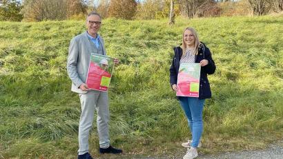Bild: Leonie Lang/exb
Bürgermeister Bernd Sommer und Kinderhausleiterin Katja Bloßfeldt werben am Standort, wo das dritte Kinderhaus gebaut wird, um die Teilnahme an einem Wettbewerb zur Namensfindung.