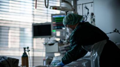 Symbolbild: Fabian Strauch/dpa
Am Freitag wurden 1808 Corona-Patienten auf den Intensivstationen verzeichnet.