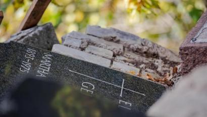 Symbolbild: Paul Zinken/dpa
Turnerei auf Grabsteinen endet mit Wohnungsdurchsuchung.