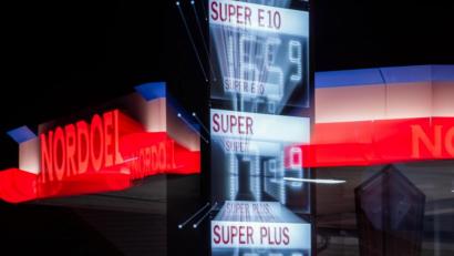 Symbolbild: Jens Büttner/dpa
Die aktuellen Literpreise für Kraftstoff werden an einer Preistafel vor einer Tankstelle angezeigt.