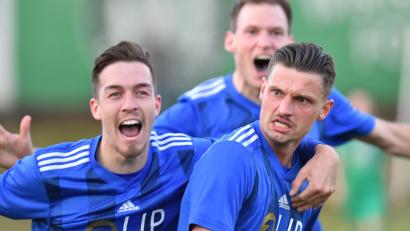 Bild: A. Schwarzmeier
Josef Rodler (rechts) jubelt mit Fabian Helleder (links) und Sven Kopp (hinten) über sein Tor zum 2:2-Ausgleich im Spitzenspiel bei Fortuna Regensburg. Rodler hatte zuvor bereits per Elfmeter den Anschlusstreffer erzielt.