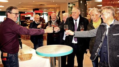 Bild: R. Kreuzer
Den Wein des Vorjahres verkosteten Gäste, Stadträte und die beiden Bürgermeister beim Weinquartett aus Weiden am See mit Hans Preschitz (links).