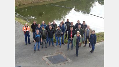 Bild: amö
Die Klärwärter tauschten sich mit Expertin Erika Gröber (vorne) über Probleme bei der Abwasserreinigung aus. Auch eine Besichtigung der Kläranlage in Winklarn mit Bürgermeisterin Sonja Meier stand dabei auf dem Programm.