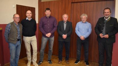 Bild: bnr
Bürgermeister Frank Zeitler (rechts) gratulierte dem neuen Vorstand mit (von rechts) Andreas Eckl, Peter Haas, Jürgen Böhm, Stefan Geitner und Oliver Schrempel.