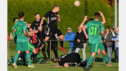 Bild: ham
Augen zu und durch: Der Pfreimder Nicolas Schmid erhöht in dieser Szene auf 2:0 für die SpVgg gegen den Aufsteiger FC OVI-Teunz. Es war der zweite von insgesamt acht Pfreimder Toren im zweiten Durchgang.