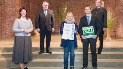 Bild: Hauke Seyfarth/StMELF/exb
von Links Staatsministerin Michaela Kaniber, BBV-Präsident Walter Heidl, Claudia Flierl, Andreas Flierl, VLM-Vorsitzender Harald Schäfer.