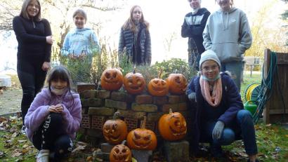 Bild: Mittelschule Mitterteich/exb
Schüler der offenen Ganztagsschule der Mittelschule Mitterteich aus verschiedenen Jahrgangsstufen haben zu Halloween Gesichter in Kürbisse geschnitzt.