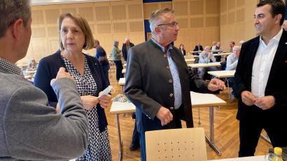 Bild: Eichl
Die Abgeordneten Annette Karl und Arif Tasdelen (rechts) im Gespräch mit Josef Wittmann vom Weißen Ring und dem VdK-Kreisvorsitzenden Josef Rewitzer (links).