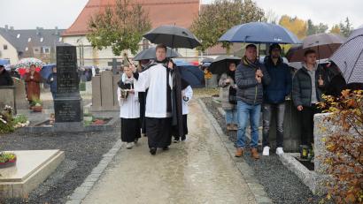 Bild: jzk
Stadtpfarrer Thomas Kraus segnete die Gräber auf dem Kemnather Friedhof.