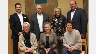 Bild: ads
Der Vorstand nach der Wahl (vorn, von links): Vorsitzende Brigitta Schöner, Schriftführerin Annika Wawersik (neu) und Schatzmeisterin Tonia Auers. Hinten von links: Kassenrevisor Wolfgang Meier, medizinischer Beirat Anton Scharl, Vize-Vorsitzende Susanne Hahn und Revisor Michael Bader.