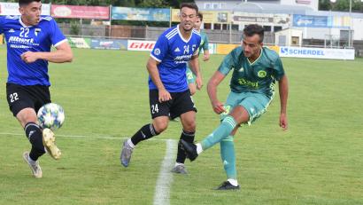 Archivbild: gb
Daniel Lauterbach (rechts, Szene aus der Partie gegen Forchheim, 0:3) brachte den SV Mitterteich am Samstag beim FSV Erlangen-Bruck mit 1:0 in Führung. Am Ende zogen die Stiftländer jedoch mit 1:3 den Kürzeren.