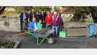 Bild: soj
Helferinnen und Helfer haben einen kleinen Beitrag dazu geleistet, den Friedhof im Herbst von Laub und Unkraut zu befreien.