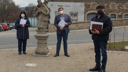 Bild: Sandra Klein
ILE-Vorsitzender Georg Köppl (rechts), Stellvertreterin Birgit Höcherl (links) und ILE-Regionalmanager Christian Karl nach den Vertragsunterzeichnungen zur Umsetzung der verschiedenen Projekte.