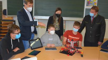Bild: jr
Als 14. Mittelschule in der Nordoberpfalz wurde die Mittelschule Mitterteich im Zuge der Aktion „Mint-Sprint“ mit Drohnen samt Technik-Bausatz ausgestattet. Im Bild einige Neuntklässler mit (von links) Fachberater Leo Fütterer, Schott-Ausbildungsleiterin Anja Thoma und Bürgermeister Stefan Grillmeier.