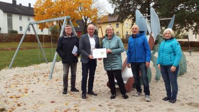 Bild: e
Die Spende des OGV Kümmersbruck in Höhe von 500 Euro kommt dem Spielplatz an der Gartenstraße zugute.