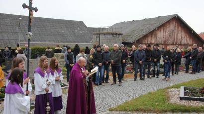 Bild: kro
Pfarrer Konrad Gruber beim Gebet auf dem Wondreber Friedhof.