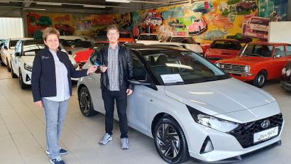 Bild: Pascal Winter/exb
Seinen neuen Wagen nahm Christoph Haberkorn im Autohaus Engel in Wunsiedel in Empfang. Verkaufsberaterin Gisela Sommerer überreichte die Schlüssel.