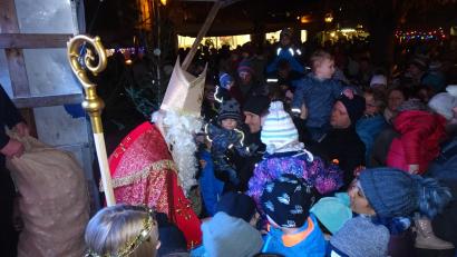 Bild: hm
Auch der Nikolaus kam auf den Adventsmarkt und beschenkte die kleinen Besucher auf dem Marktplatz.