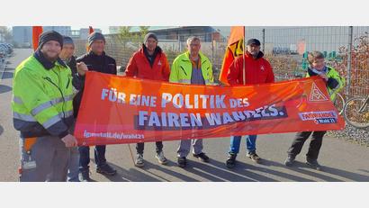 Bild: IG Metall/exb
Für eine sichere und gute Arbeit in einer klimafreundlichen Industrie setzten sich die Metaller auch bei einer Kundgebung vor den Werkstoren der Firma Hamm in Tirschenreuth ein.