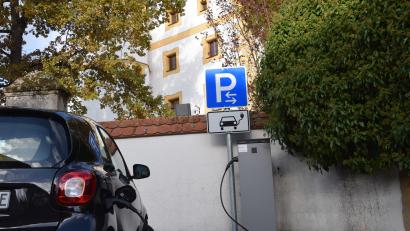 Bild: bö
Die E-Tankstelle beim Rathaus in Schmidmühlen. In der Marktgemeinde werden ab Januar an den Elektrotankstellen Gebühren für den Strom verlangt.