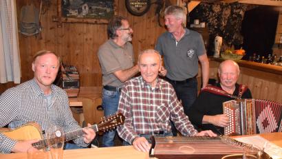 Bild: wku
Ossingerwirt Gerhard Pirner (stehend, links) gratuliert dem neuen Bürgermeister Werner Rümpelein (stehend, rechts) zu seiner Wahl. Sitzend von links die Ossinger-Musikanten Horst Kurz, Hermann Bruhn und Paul Pesold.
