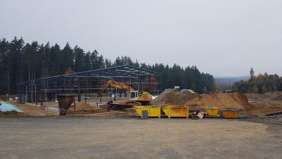 Bild: gi
Eine Großbaustelle entwickelt sich im Gewerbegebiet „Hammermühle“. Die Firma Liegl-Bau GmbH aus Wieselrieth hat mit der Errichtung einer Produktionshalle der Firma „Bühnenbau-Kaiser, Moosbach“ begonnen.