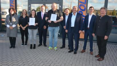 Bild: jr
Bei der Feier des 30-jährigen Bestehens hat Elektro Leipold auch treue Mitarbeiter geehrt. Im Bild (von links) Ulrike Leipold, Julia Dietz, Christina Stingl, Bürgermeister Stefan Grillmeier, Rainer Waidhas, Oliver Leipold, Karl Leipold, Jan Leipold und Zweiter Bürgermeister Johann Brandl.