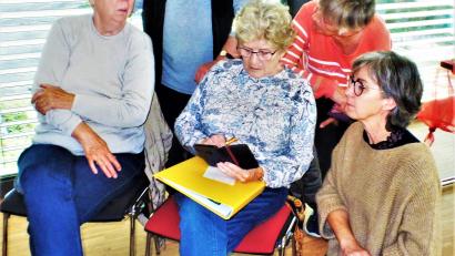 Bild: jml
Kursteilnehmerinnen lernen, diskutieren, probieren selbst und freuen sich, wenn klappt, was sie wollen. Leiterin Maria Müller (rechts) gibt geduldig Nachhilfe beim Eintippen.