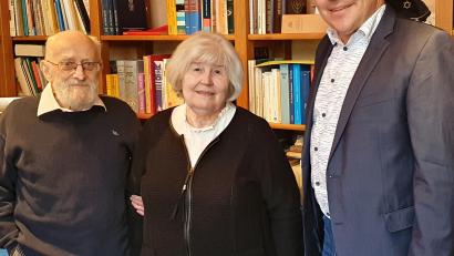 Bild: lgc
Zum 85. Geburtstag erhielt Christa Habermeier von Ehemann Norbert (links) sowie Bürgermeister Johannes Schmid Glückwünsche.