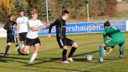 Bild: heh
Der TSV Konnersreuth besiegte am Sonntag den TSV Waldershof mit 1:0. In dieser Szene nimmt der Konnersreuther Torwart Fabian Scharnagl den Ball auf. Sein Teamkollege Tobias Rosner (Zweiter von rechts) schirmt den Waldershofer Philipp Bertsch ab.