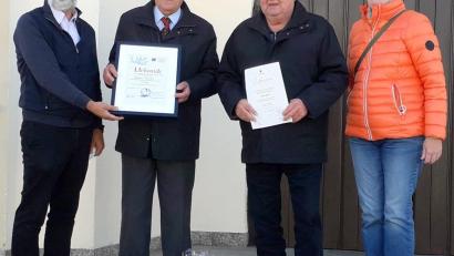 Bild: mab
Durch Vorstandsmitglied Maria Meyer (rechts) und Präses Pfarrer Heinrich Rosner (links) wurden Johann Bierler für 70 Jahre (Mitte links) und daneben Rudolf Pflamminger für 60 Jahre Mitgliedschaft bei der Schwarzenfelder Kolpingfamilie geehrt.