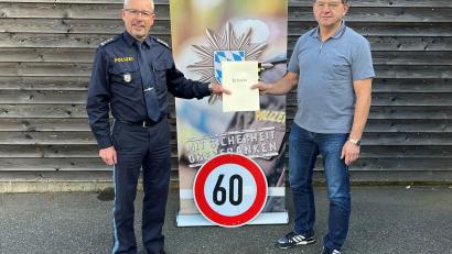 Bild: Polizeiinspektion Wunsiedel/exb
Dienststellenleiter Hubert Schricker (links) mit Wolfgang Doleschal bei der Aushändigung der Ruhestandsurkunde.