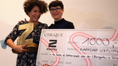 Bild: Hirsch
Die iranische Regisseurin Narges Kalhor (links) gewann mit Kamerafrau Julia Swoboda (rechts) den bayerischen Dokumentarfilmpreis 2021, verbunden mit einem Preisgeld von 1000 Euro.