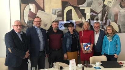 Bild: bk
Sie bekräftigen eine Partnerschaft zwischen dem EJP und der Fachschule in Plasy: Heinrich Müller (von links), Bürgermeister Uwe König, Pavel Bulin, Marketa Lorenzova, Katerina Müllerova, Hartmut Schendzielorz, Christiane Regn.