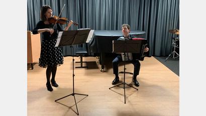 Bild: wel
Das Duo Margaux nahm das Publikum mit auf eine Zeitreise durch die Musikgeschichte