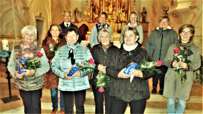 Bild: jml
Sie halten dem Katholischen Frauenbund seit 25, 40 und 50 Jahren die Treue: Karoline Auer, Michaela Hermann, Marianne Schmidt, Irmtraut Dobmeier und Waltraud Heindl (vorne von links). Maria Müller (vorne rechts) wurde neu in den KDFB aufgenommen.
Im Hintergrund freuen sich Pfarrer Varghese Puthenchira, stellvertretende Bezirksleitern Martha Urban sowie Andrea Schwarz und Beate Heumann aus dem Leitungsteam mit den Geehrten (von links).
