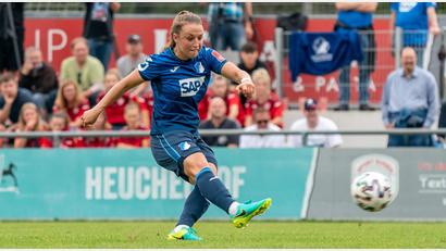 Bild: Uwe Gruen
Michaela Specht lenkt bei der TSG Hoffenheim den Spielaufbau aus der Innenverteidigung. Mit gezielten Diagonalbällen füttert die gebürtige Grafenwöhrerin ihre Mitspielerinnen, wie in dieser Szene beim DFB-Pokal-Spiel bei den Würzburger Kickers.
