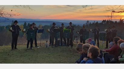 Bild: Roland Schleicher/exb
Die Jägerkameradschaft Auerbach feiert die Hubertusmesse auf dem Gottvaterberg.