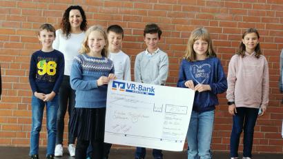 Bild: sche
Einen Scheck über 704 Euro überreichten die Kommunionkinder an Kinderkrankenschwester Christina Neiss für das Kinderpalliativ-Team Ostbayern