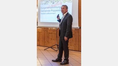 Bild: chl
Der Poppenrichter Bürgermeister Hermann Böhm referiert bei der Bürgerversammlung in Altmannshof.