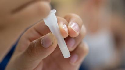 Bild: Sebastian Gollnow
Ein Mann macht einen Corona-Schnelltest. Foto: Sebastian Gollnow/dpa/Illustration