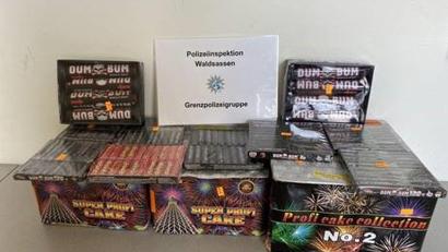 Bild: Polizeiinspektion Waldsassen/exb
Diese Feuerwerkskörper stellte die Grenzpolizei Waldsassen sicher.