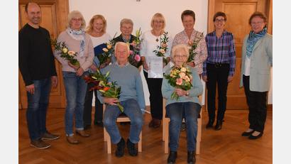 Bild: bö
Der Obst- und Gartenbauverein Heimaterde Ensdorf ehrt Mitglieder für 25 und 50 Jahre und ernennt Erika Smola und Josef Prößl zu Ehrenmitgliedern. Ihnen gratulieren Bürgermeister Hans Ram (links) sowie (von rechts) Vorsitzende Renate Kastl und die Kreis-Fachberaterin für Gartenbau, Michaela Basler.