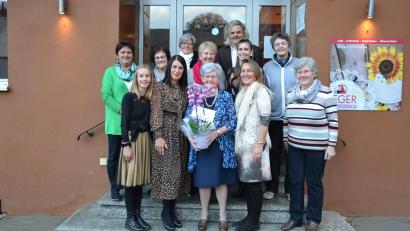 Bild: gi
Geschäftsfrau Berta Eger (mit Blumen) eingerahmt von ihren Töchtern Andrea Schießl und Elisabeth Sichert (von links) sowie den Enkelinnen, Schwiegersohn Markus Sichert und den Vereinen gratulierten zum 80. Geburtstag.