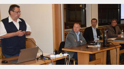 Bild: bö
Armin Friedrich (Amt für Ländliche Entwicklung Bayern), Bürgermeister Erich Meidinger, Landschaftsarchitekt Siegfried Lösch und Robert Giersch vom Forschungsbüro für Bau und Stadtgeschichte (von links) stellen die bisherigen Ergebnisse vor und ermuntern die Bürgerschaft zum Mitmachen.