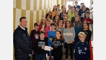 Bild: fdl
Bei der Spendenübergabe der Hirschauer Kommunionkinder an den Verein Ninos Freunde ist auch Stadtpfarrer Johann Hofmann (hinten rechts) dabei.