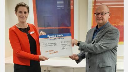 Bild: Sparda Bank/Gerhard Eckl/exb
In diesem Jahr gingen dabei 3400 Euro an die Tafel Schwandorf. Das Bild zeigt Steffi Langfeld und Wolfgang Reiner bei der Spendenübergabe.