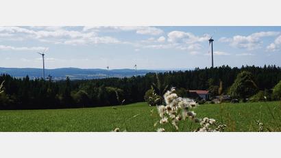 Bild: Eger
Die Windräder auf den Höhenzügen bei Bärnau sollen Zuwachs bekommen. Zwei Windparks bei Stöberlhof und am Steinberg sind geplant. Aber noch fehlen wichtige Unterlagen, bestätigte Markus Zapf, Jurist am Landratsamt Tirschenreuth, in der Sitzung des Naturschutzbeirates.