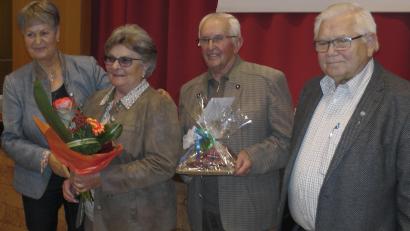 Bild: gsh
Den Dank der Siedlergemeinschaft sprechen Vorsitzende Hildegard Geismann (links) und ihr Vize Martin Paulus (rechts) dem Ehepaar Christa und Herbert Riehl aus.